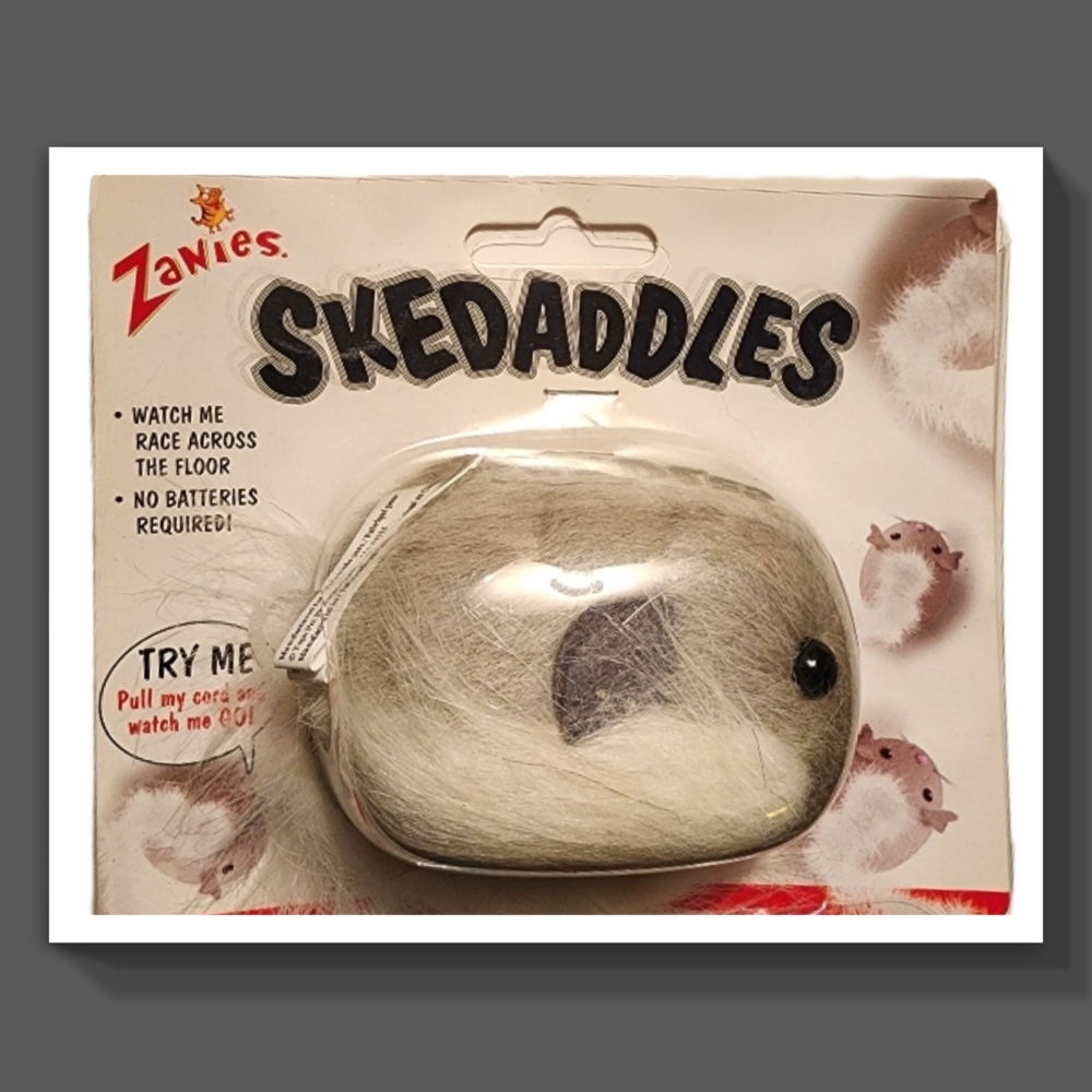 Skedaddles Mouse Cat Toy with Free Calming Diffuser Plug-in